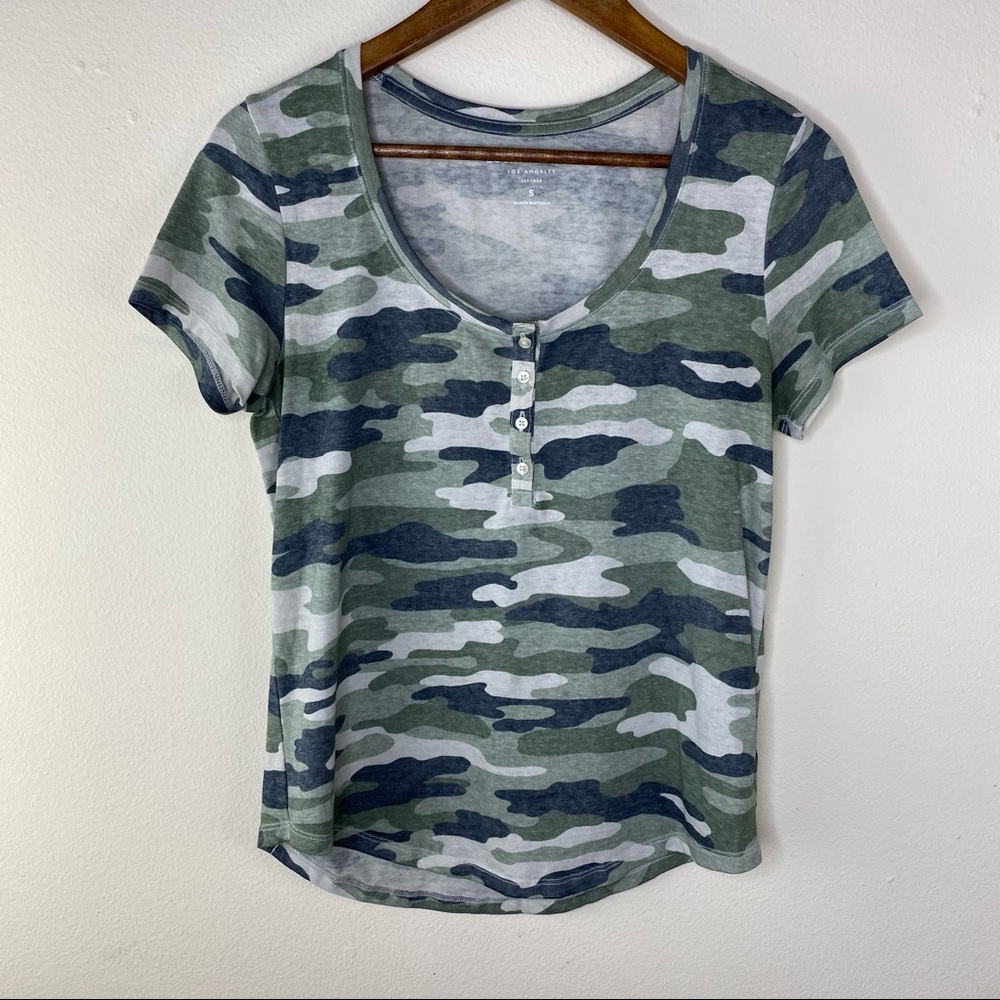 Lucky brand camouflage tee women’s size small short sleeve casual Henley top